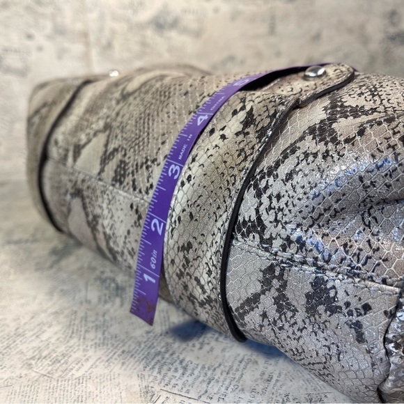 Kenneth Cole Snake Embossed Leather Bag with Kiss-lock Closure - Picture 12 of 13